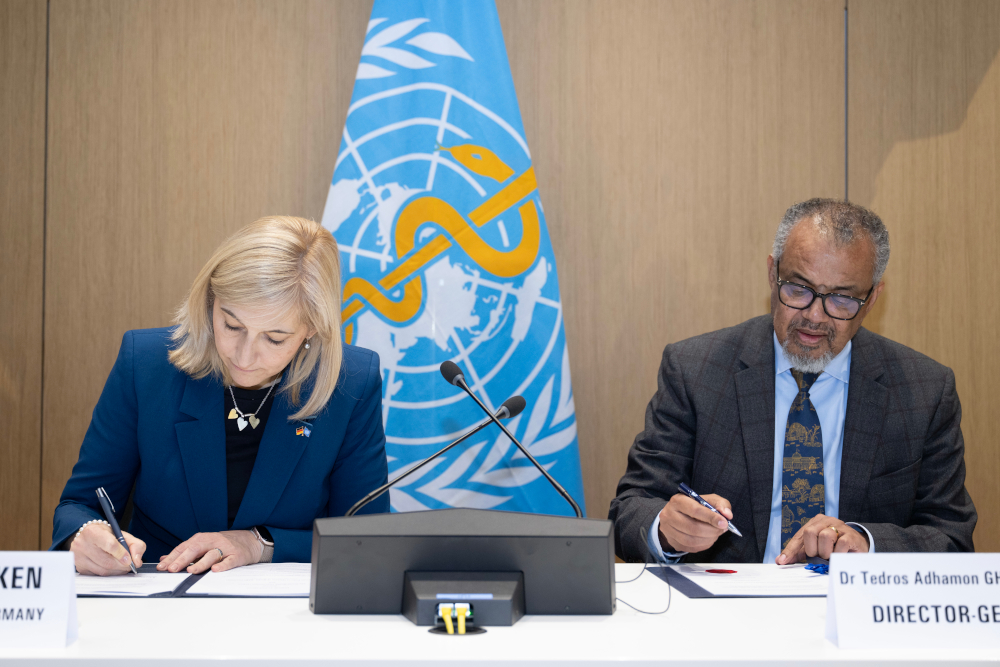 German Health Minister Nina Warken (left) maintains that the Pandemic Hub remains a strategic priority (here at a meeting with WHO Director-General Dr Tedros (right) in May 2025).