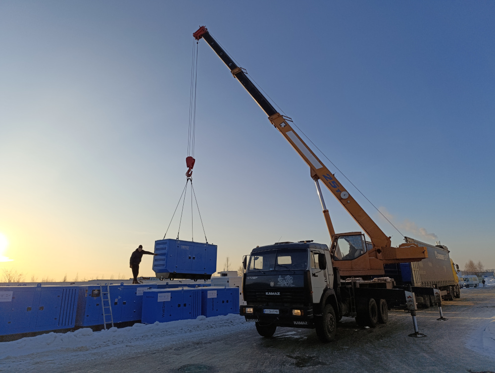 A crane lowers an industrial-grade generator at a WHO logistics hub in January 2026. Part of a strategic surge to protect Ukraine’s health system, these units were dispatched to hospitals in Kyiv and Odesa to ensure uninterrupted medical services.