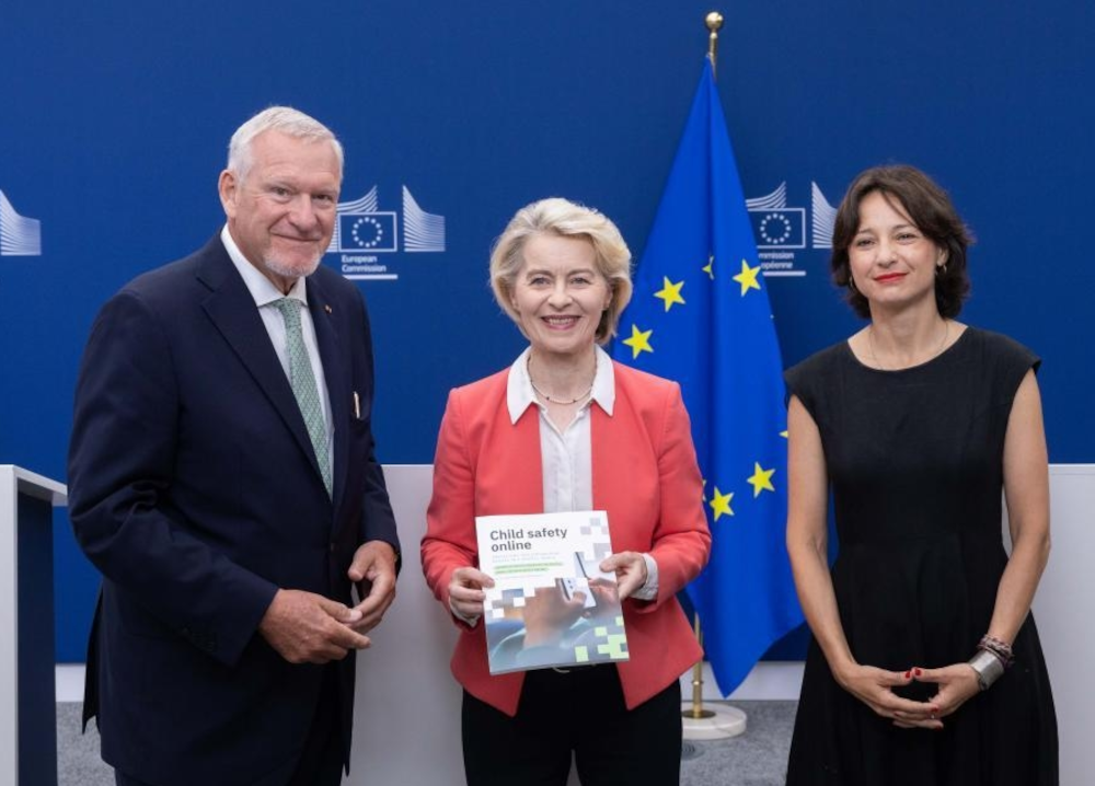 From left to right, Professor Jörg Fegert, Ursula von der Leyen and Dr Maria Melchior present recommendations.