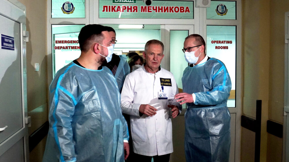 Kluge assesses emergency operations at Mechnikov Hospital in Dnipro in 2022.